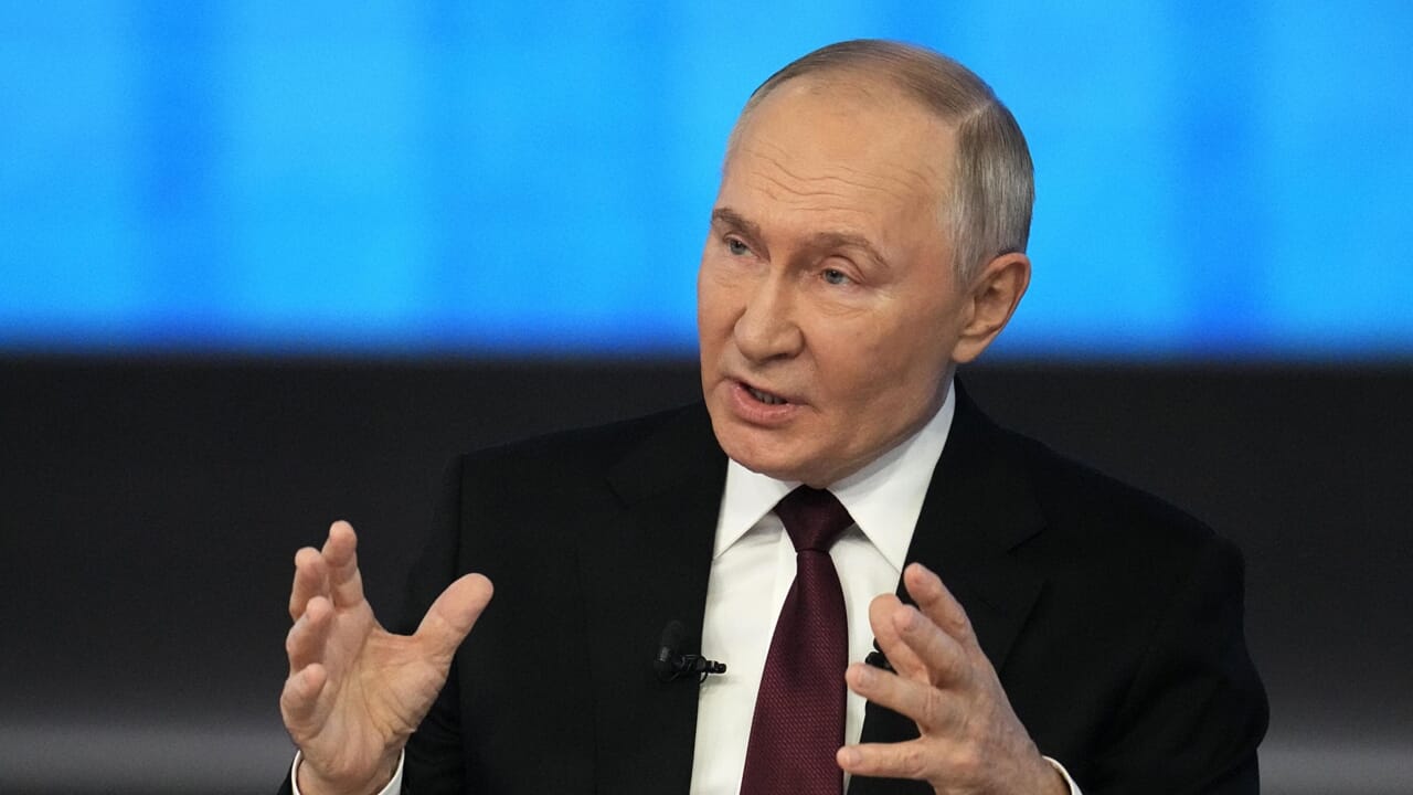 Putin pronto a colloqui con Trump sull'Ucraina: "Ma Zelensky è presidente illegittimo"