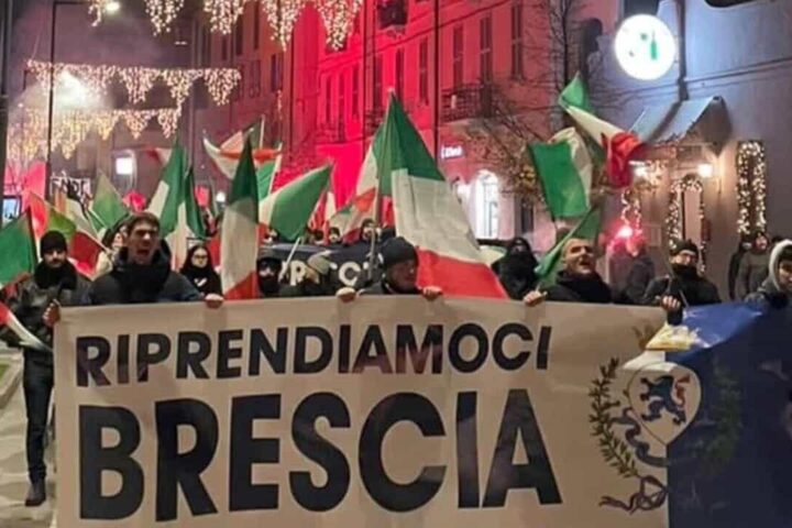 Aperitivo "tricolore" in piazza: è bufera per il raduno neofascista a Brescia