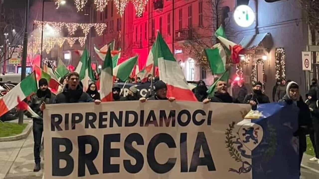 Aperitivo "tricolore" in piazza: è bufera per il raduno neofascista a Brescia