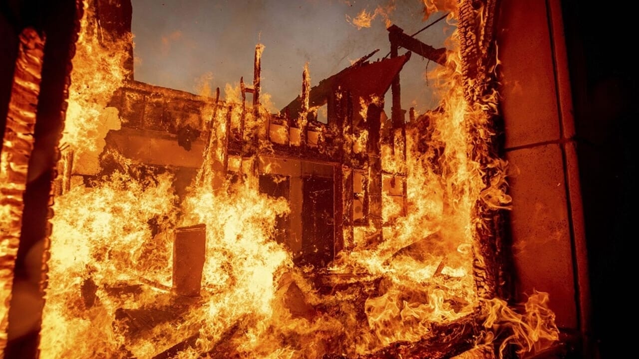 Inferno di fuoco a Los Angeles, fiamme attorno alle ville delle star di Hollywood: le immagini