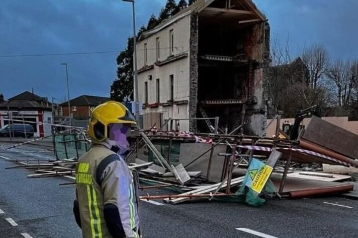 La tempesta Eowyn si abbatte sull’Irlanda: raffiche a 180 km/h, milioni di persone chiuse in casa