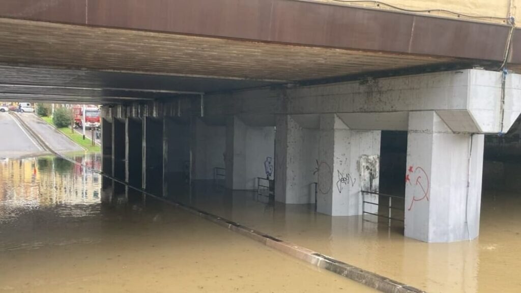 Le regioni con l'allerta rossa e arancione per il maltempo: bomba d'acqua a Firenze, frane in Liguria