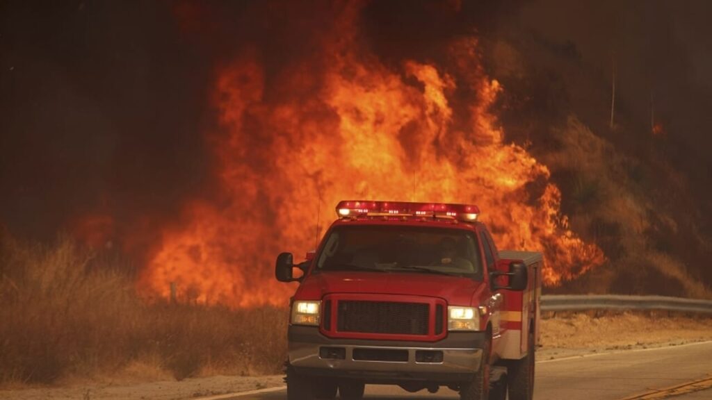 Los Angeles riprende a bruciare: migliaia di persone in fuga per gli incendi