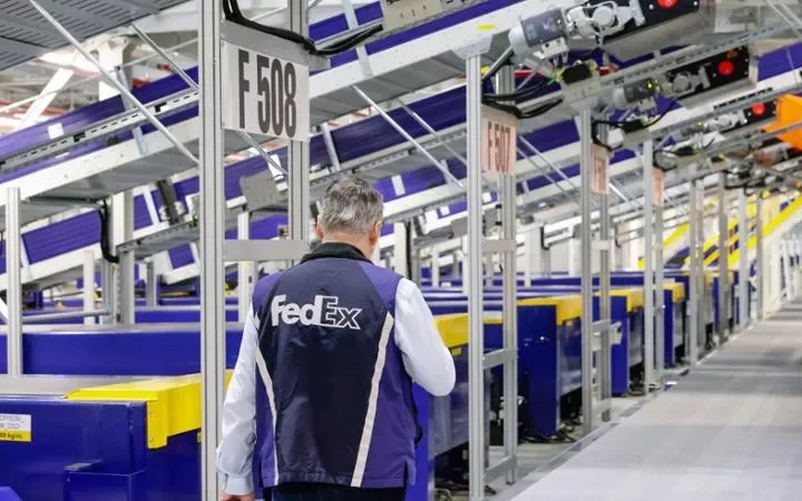 Milano, la procura sequestra 46 milioni alla FedEx: “Illecita somministrazione di manodopera”