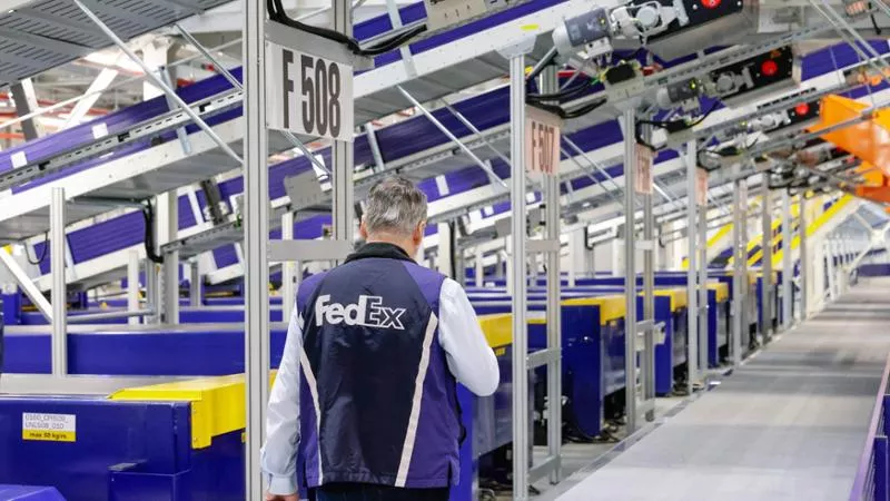 Milano, la procura sequestra 46 milioni alla FedEx: “Illecita somministrazione di manodopera”