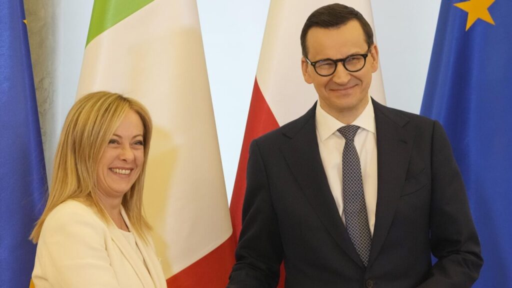 Morawiecki eredita da Meloni la guida dei conservatori europei: lavorerà a unire le destre