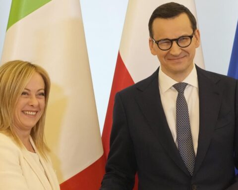 Morawiecki eredita da Meloni la guida dei conservatori europei: lavorerà a unire le destre