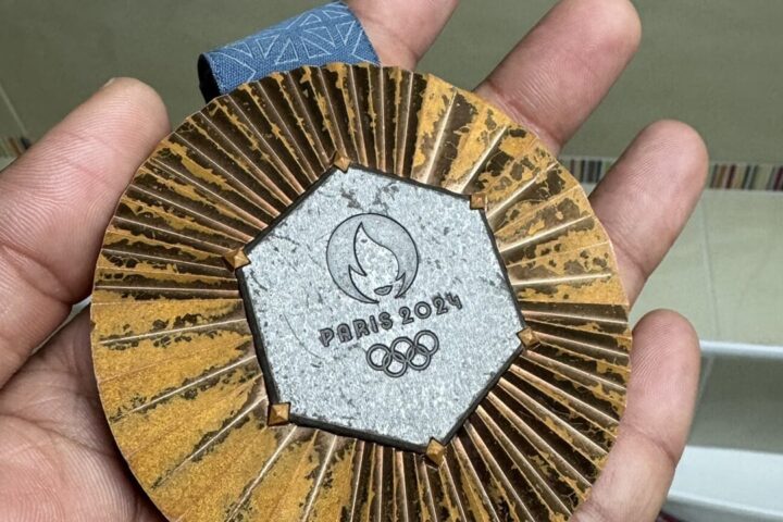 Perché le medaglie delle Olimpiadi di Parigi sono tutte rovinate