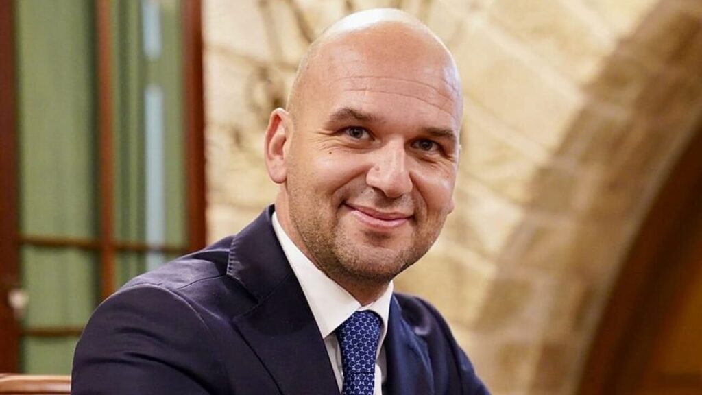 Quattro colpi di pistola contro la segreteria del deputato Angelo Cambiano -- Licata, spari su sede del deputato M5S Angelo Cambiano: altre intimidazioni in passato https://www.today.it/politica/spari-sede-deputato-m5s-angelo-cambiano-licata-intimidazione.html © Today