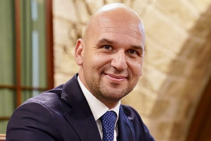 Quattro colpi di pistola contro la segreteria del deputato Angelo Cambiano -- Licata, spari su sede del deputato M5S Angelo Cambiano: altre intimidazioni in passato https://www.today.it/politica/spari-sede-deputato-m5s-angelo-cambiano-licata-intimidazione.html © Today