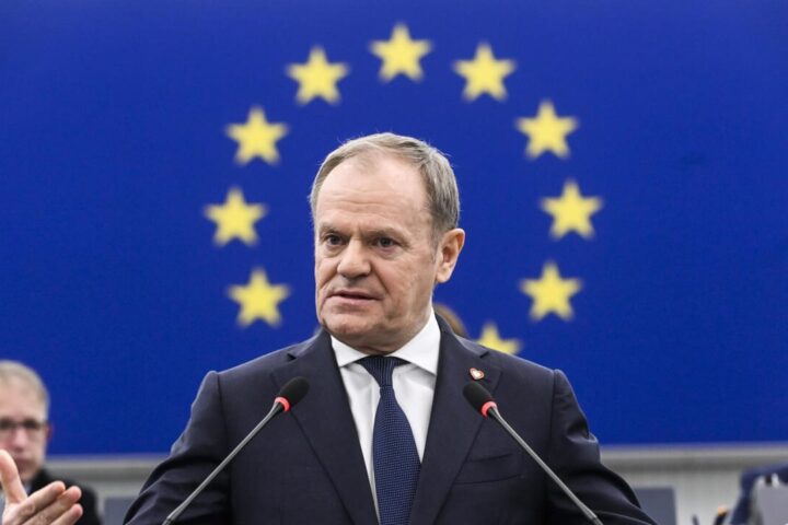 Tusk invita l'Europa ad "armarsi per sopravvivere"