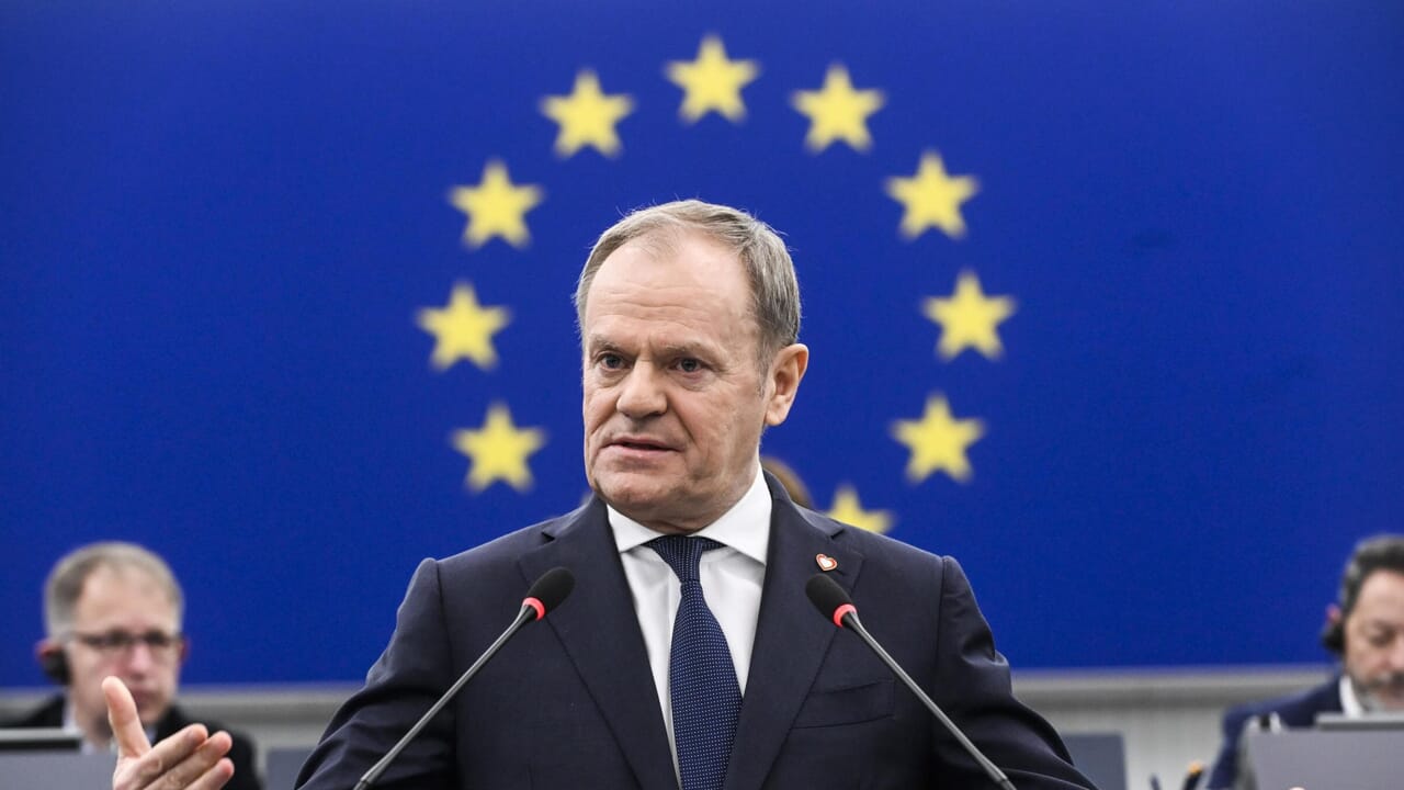 Tusk invita l'Europa ad "armarsi per sopravvivere"