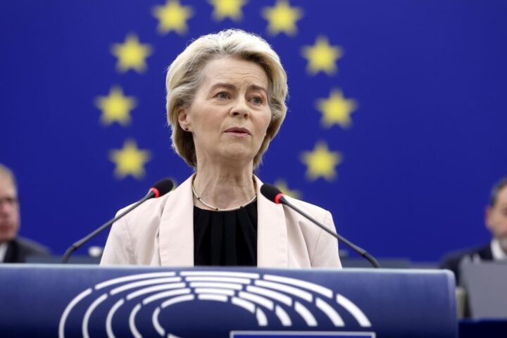 Von der Leyen pronta a tornare al lavoro dopo la polmonite (tenuta quasi segreta)