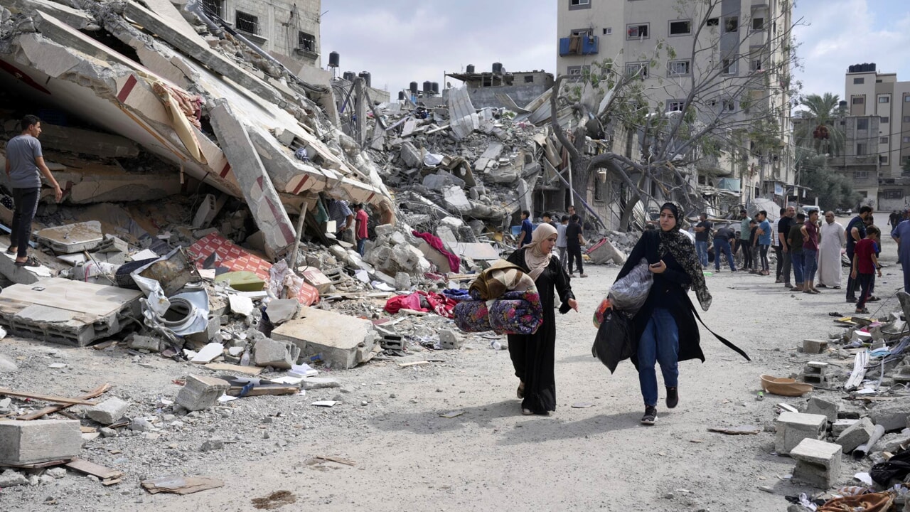 Hamas sospende il rilascio degli ostaggi. Trump: "Se non tornano scoppia l'inferno"