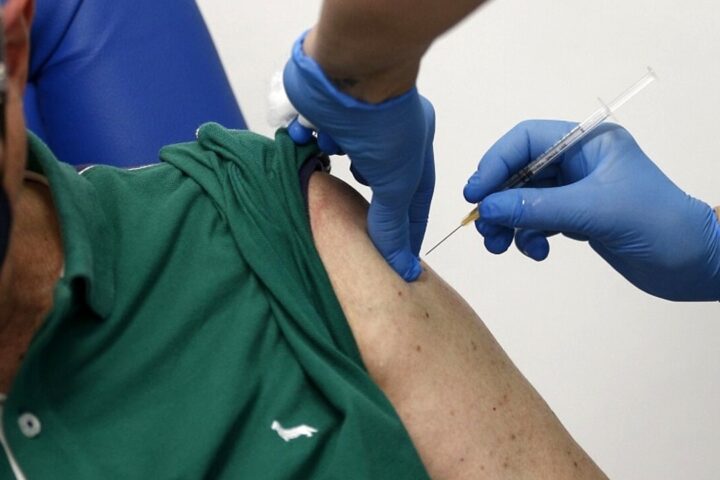 Il governo Meloni ora litiga sui vaccini
