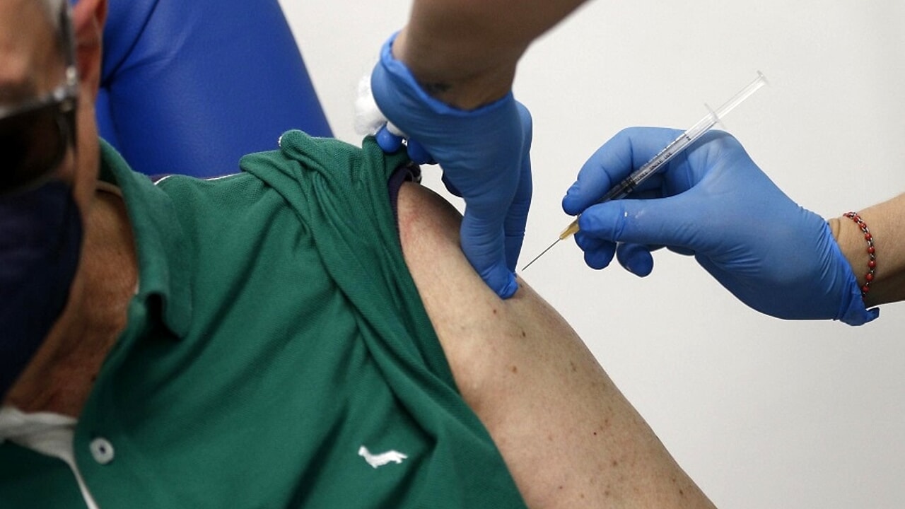 Il governo Meloni ora litiga sui vaccini