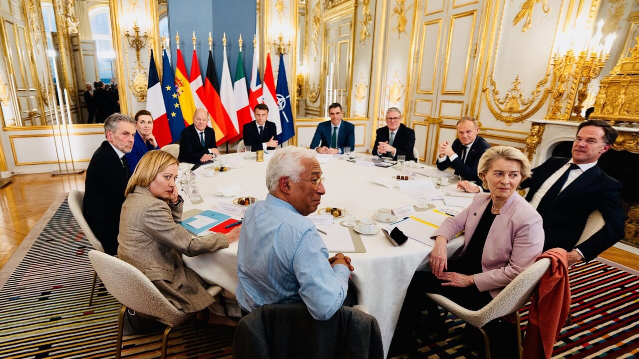 Il sostegno all'Ucraina, le truppe di pace: la strategia europea dopo il vertice di Parigi