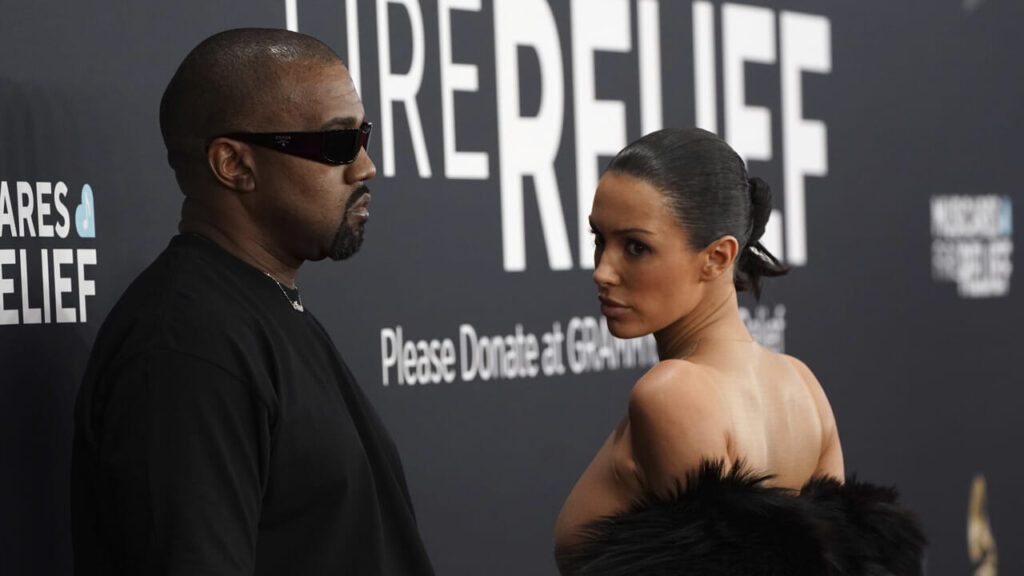 Kanye West e Bianca Censori divorziano. Ma poi arriva la smentita