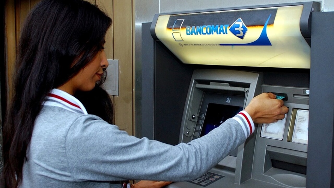 La rivoluzione dei bancomat: addio ai vecchi sportelli Atm, come preleveremo i contanti