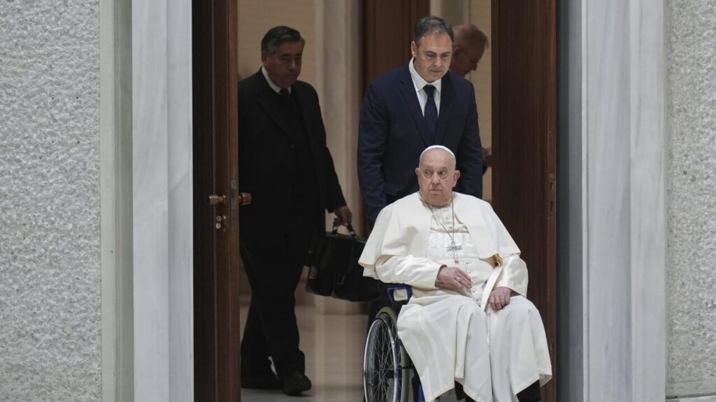 L'ultimo bollettino su Papa Francesco e le parole dell'esperto: "È grave, ma ha una tempra forte"