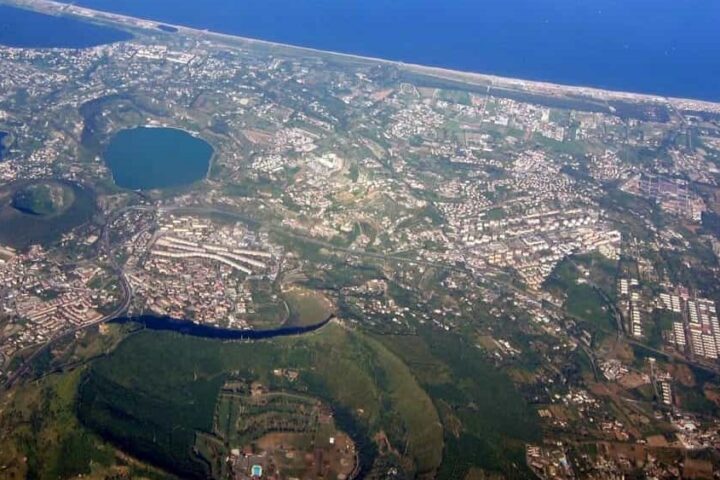 Nella città che dorme sul vulcano a rischio crollo una casa su dieci