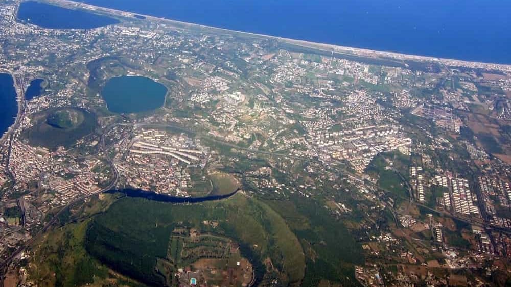 Nella città che dorme sul vulcano a rischio crollo una casa su dieci