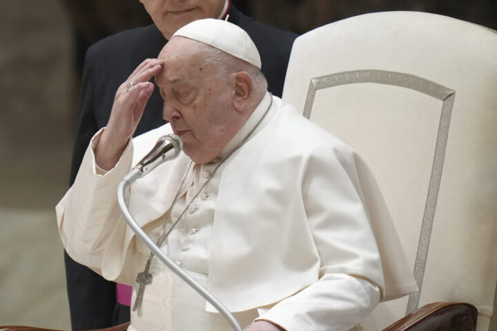 Papa Francesco in condizioni critiche: l'insufficienza renale mette in allarme