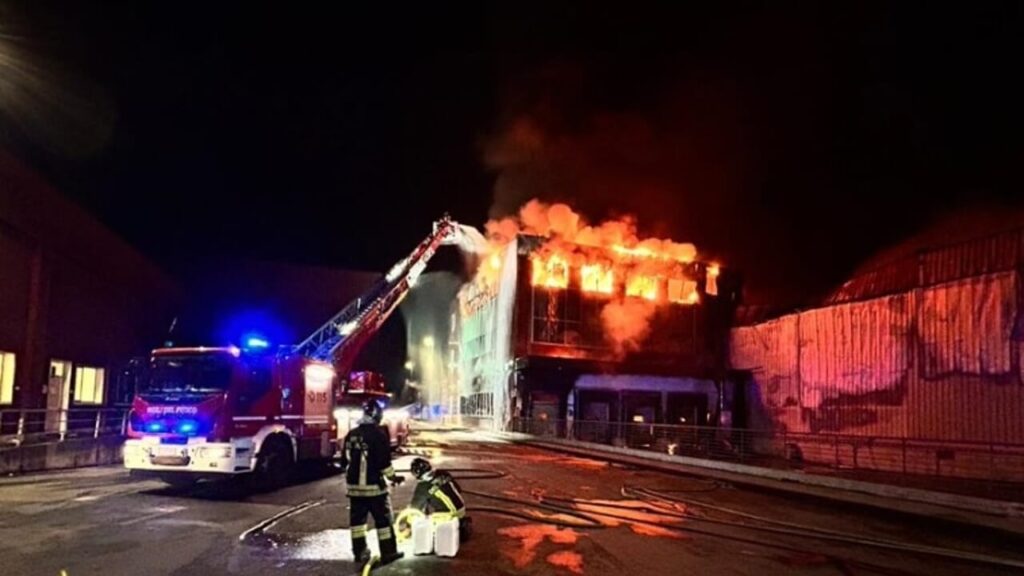 Scoppia incendio all'Inalca: le fiamme visibili dall'autostrada, il calore scioglie le serrande dei palazzi vicini