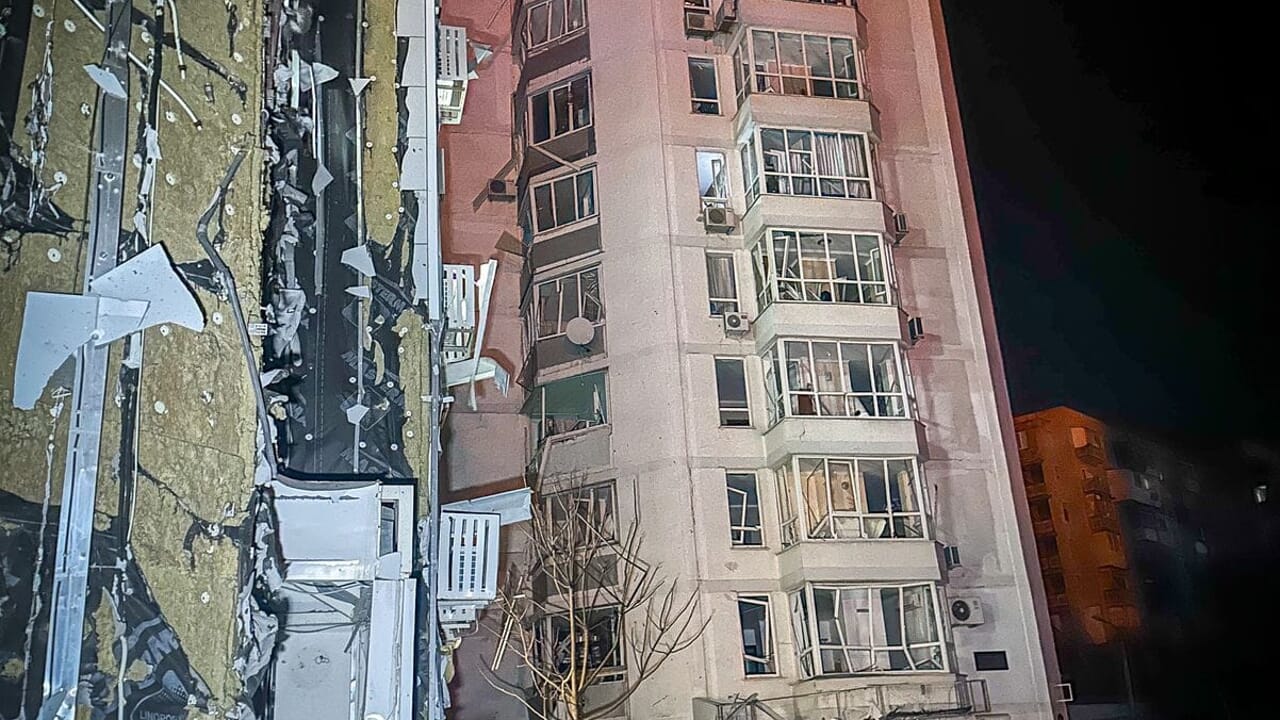 Ucraina, droni kamikaze russi su Odessa: danni e feriti, 160mila persone senza luce