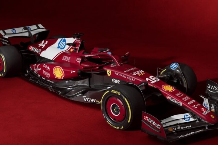 F1: svelata la Ferrari SF-25, Londra fa il tifo per la Rossa di Lewis Hamilton e Charles Leclerc