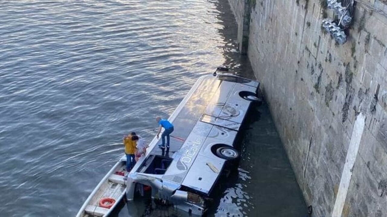 Bus turistico precipita nel Po da un ponte a Torino: morto l’autista del veicolo