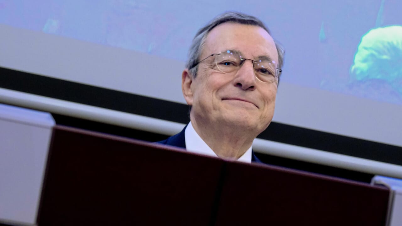 Draghi: "Ridurre le bollette, prezzi così alti minano le imprese. Trump? Un rischio per la sicurezza"