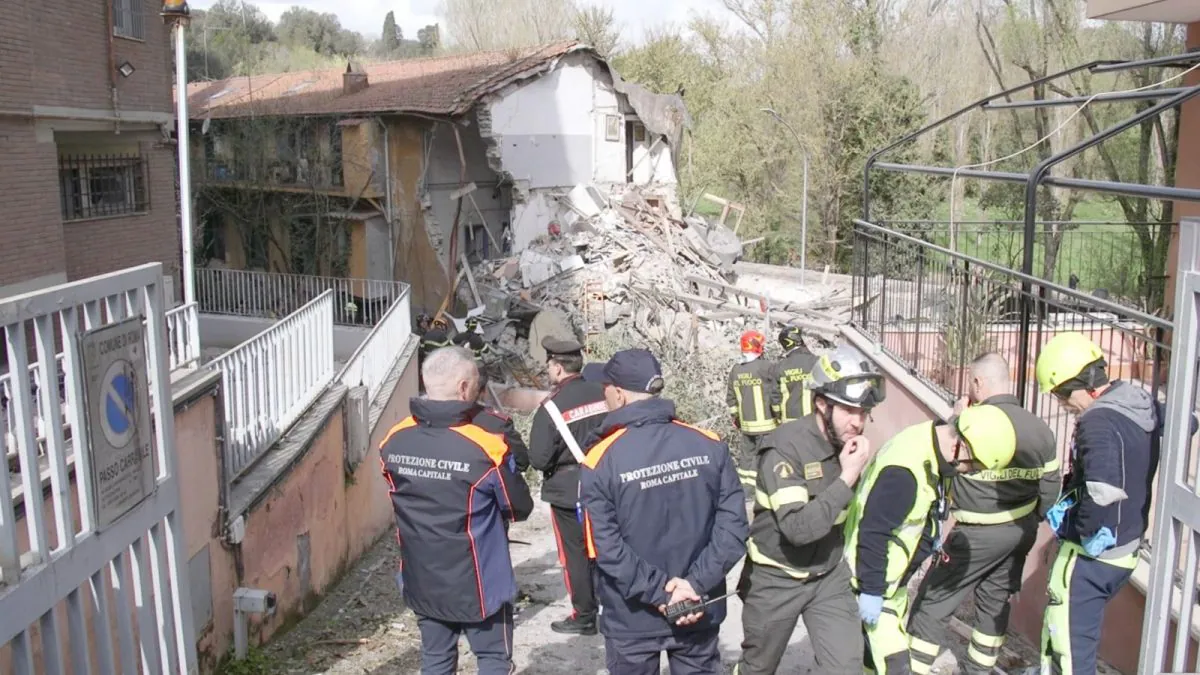 Esplosione a Roma crolla palazzina, Roberto Saviano: “Da pochi giorni non vivevo più in quella casa”