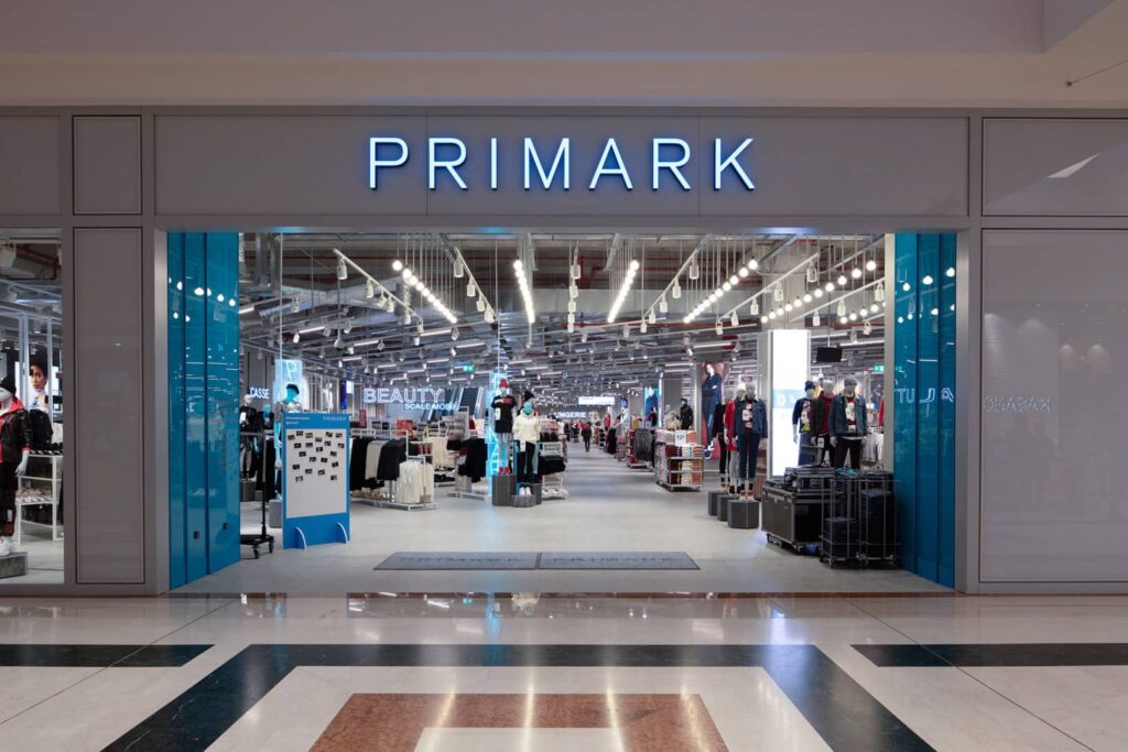 Il numero uno di Primark costretto alle dimissioni dopo le accuse di una donna: “Immensamente delusi”
