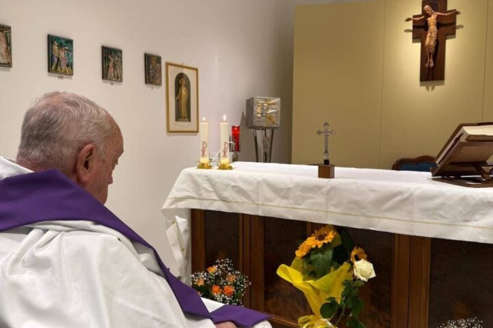 La prima foto di Papa Francesco dall'inizio del ricovero: celebra la messa al Gemelli