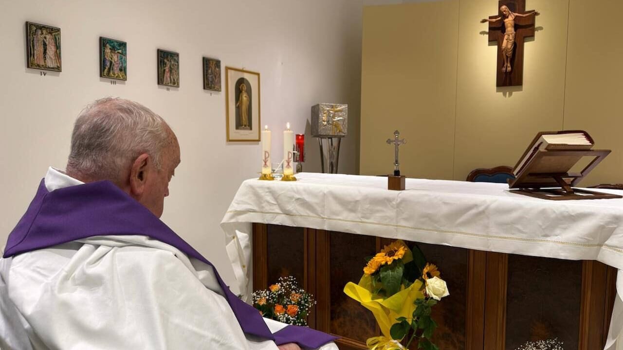 La prima foto di Papa Francesco dall'inizio del ricovero: celebra la messa al Gemelli