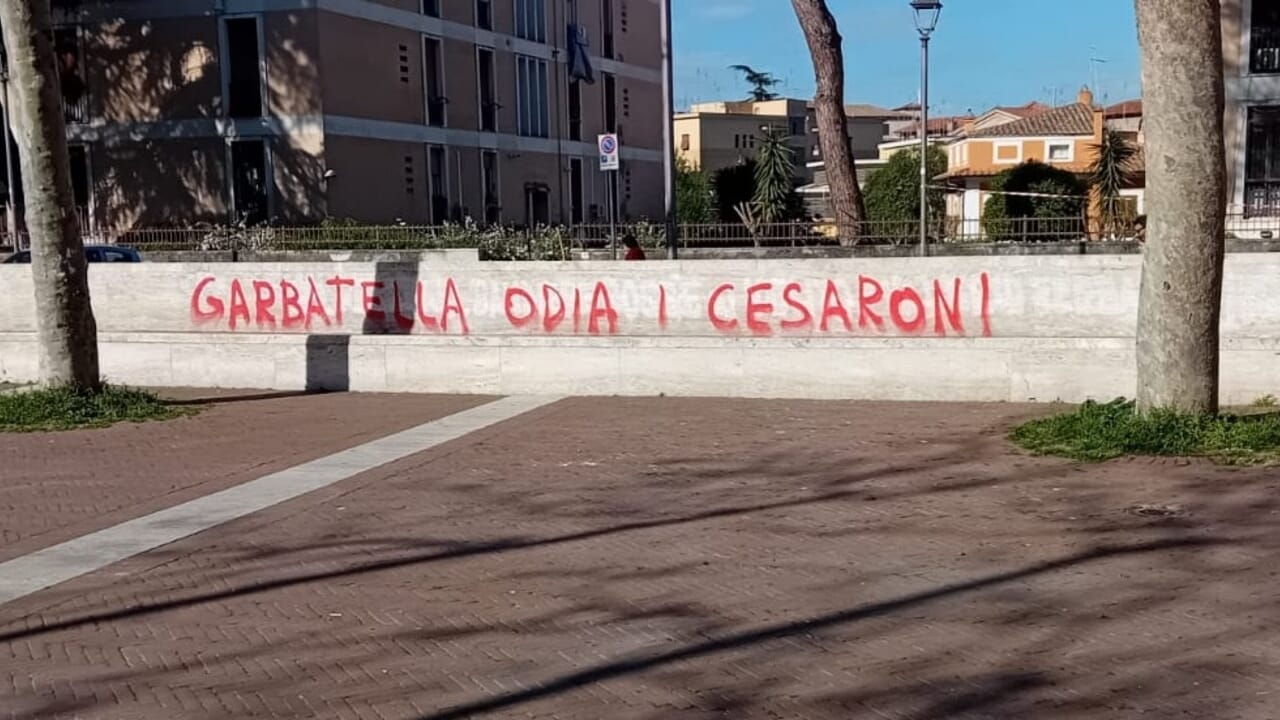 La rivolta della Garbatella contro i Cesaroni: "Posti auto scomparsi per colpa delle riprese"