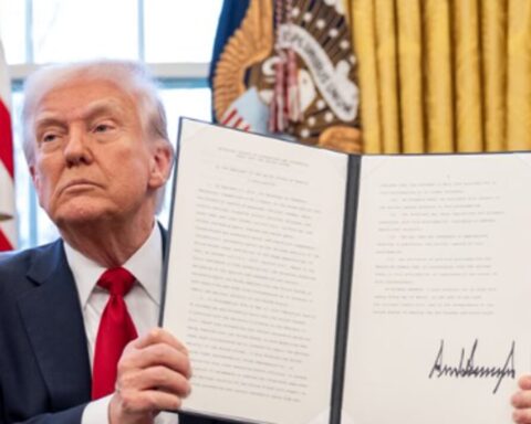 L'annuncio di Trump: "Dazi permanenti del 25% sulle auto straniere", cosa significa e cosa cambia