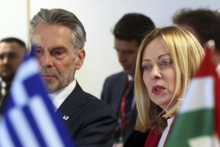 Meloni contro il debito per le armi. E guida la "coalizione dei volenterosi" dei rimpatri