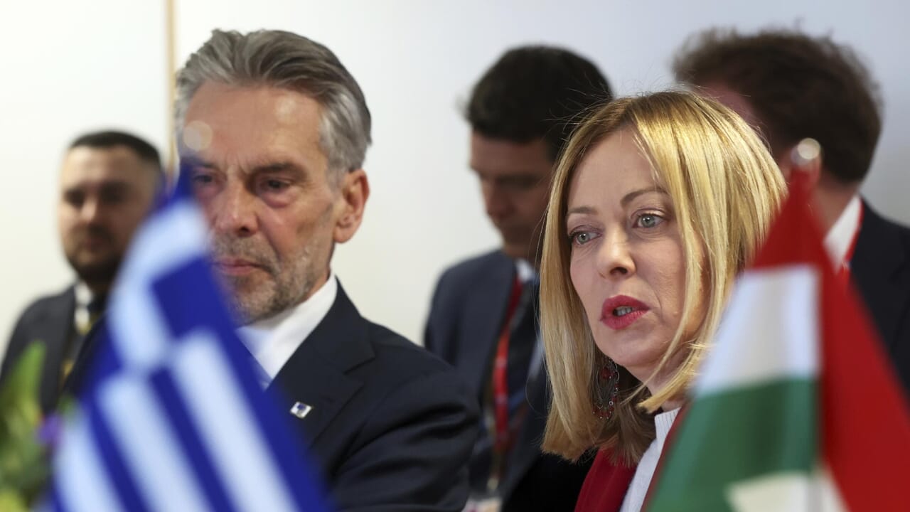 Meloni contro il debito per le armi. E guida la "coalizione dei volenterosi" dei rimpatri