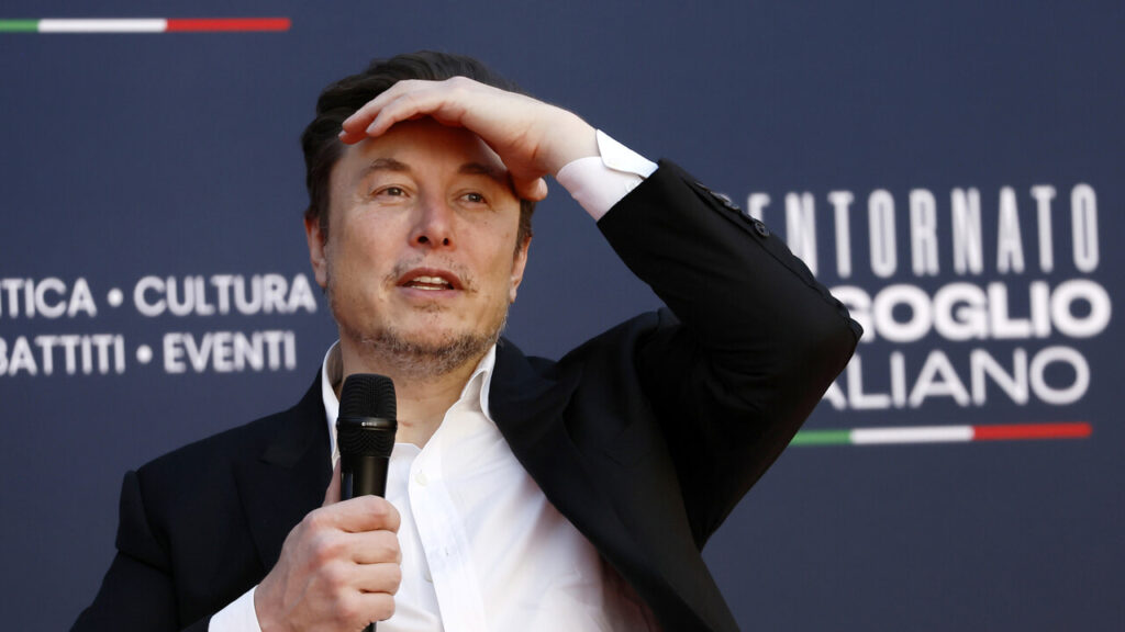 Musk blocca le carte di credito ai dipendenti (anche italiani) della base di Aviano