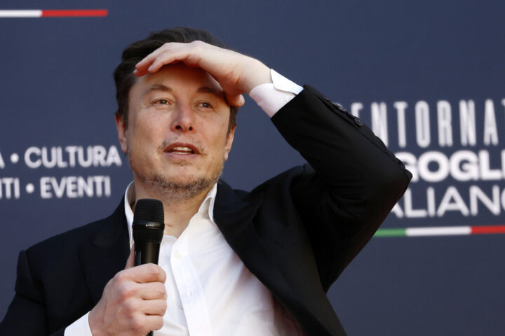 Musk blocca le carte di credito ai dipendenti (anche italiani) della base di Aviano