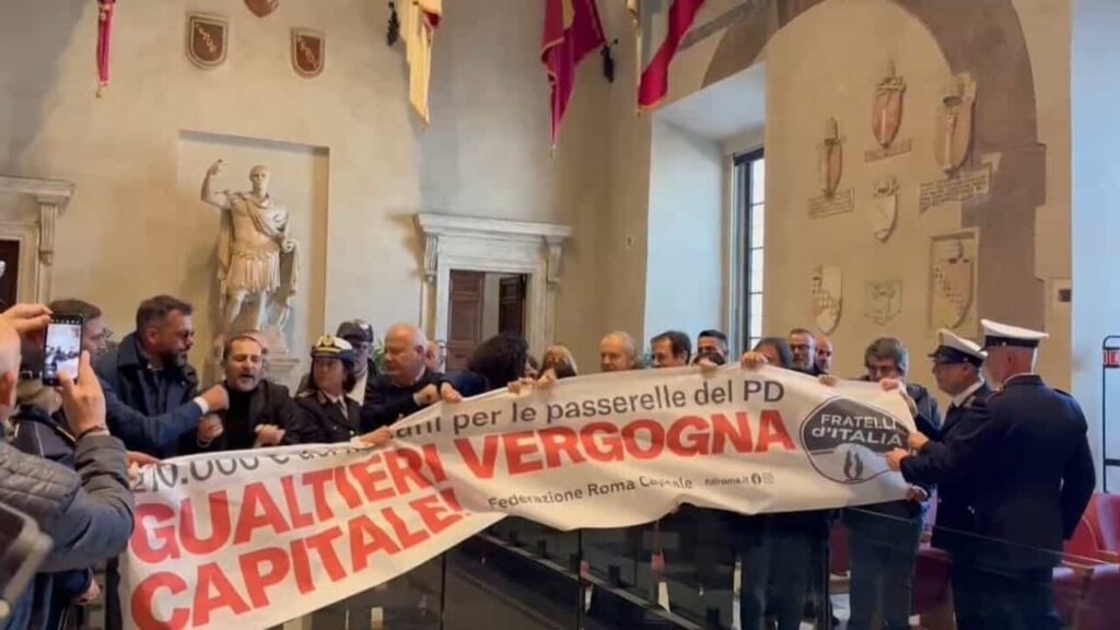 Piazza per l'Europa, protesta in Campidoglio contro Gualtieri- Dimissioni, vergogna Capitale