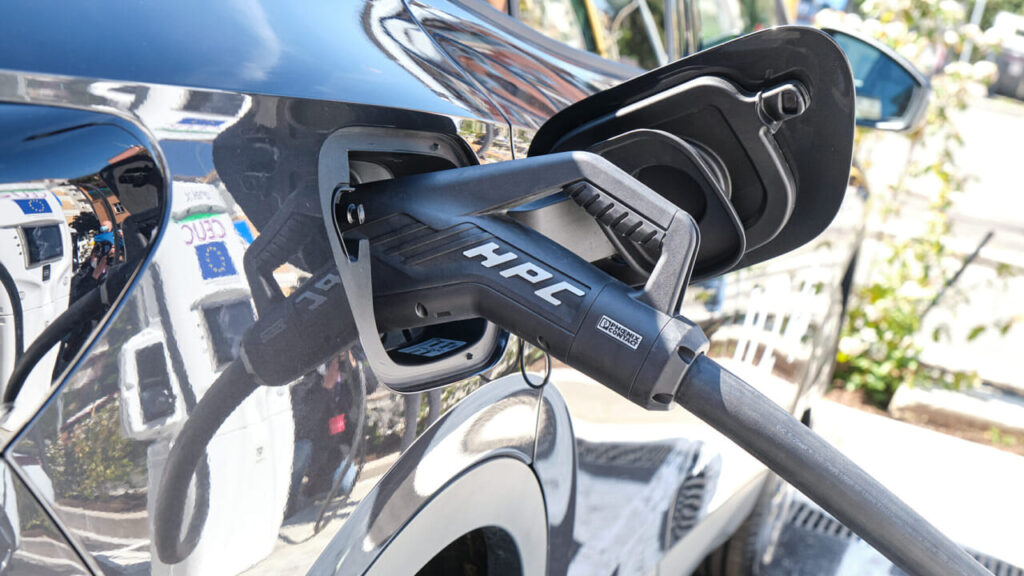 Roma accelera sulla ricarica elettrica: via libera più facile per le colonnine nei distributori