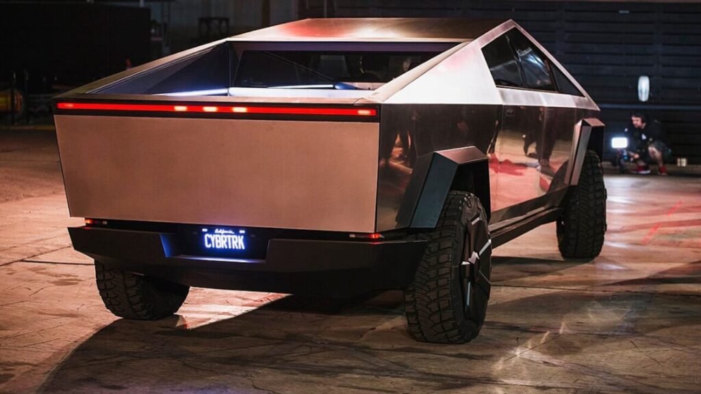 Tesla richiama quasi 50mila Cybertruck: "perdono" i pannelli esterni