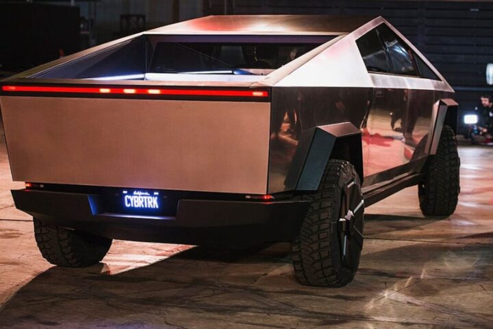 Tesla richiama quasi 50mila Cybertruck: "perdono" i pannelli esterni
