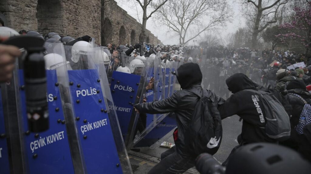 Turchia, le proteste non si fermano: oltre mille arresti. Erdogan: "Basta caos, non potete governare"