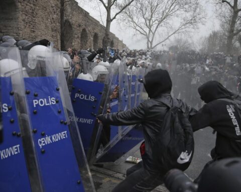 Turchia, le proteste non si fermano: oltre mille arresti. Erdogan: "Basta caos, non potete governare"