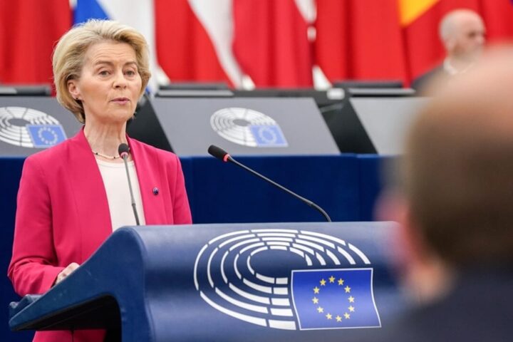 Von der Leyen: "Putin è un vicino ostile, ora la pace con la forza. È il momento di riarmarsi"