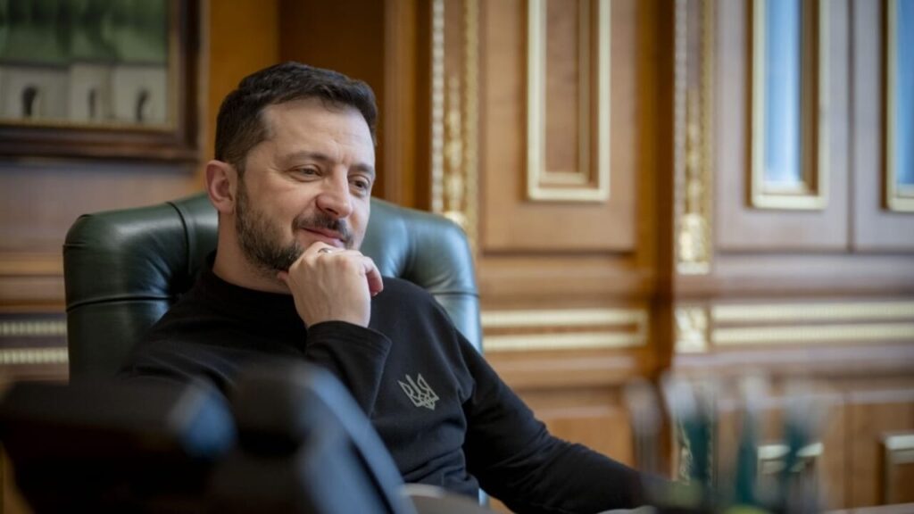 Zelensky cambia il capo delle forze armate e testa il missile che può colpire Mosca